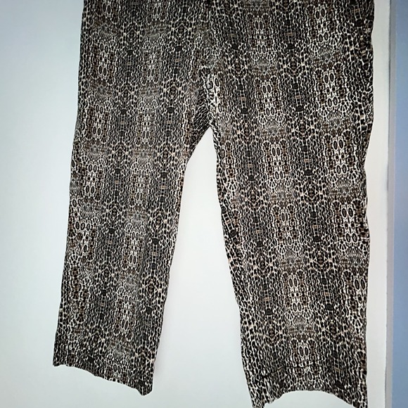 Tanjay Women's Size 14 Animal Print Bodycon Capri Pants - Picture 3 of 11